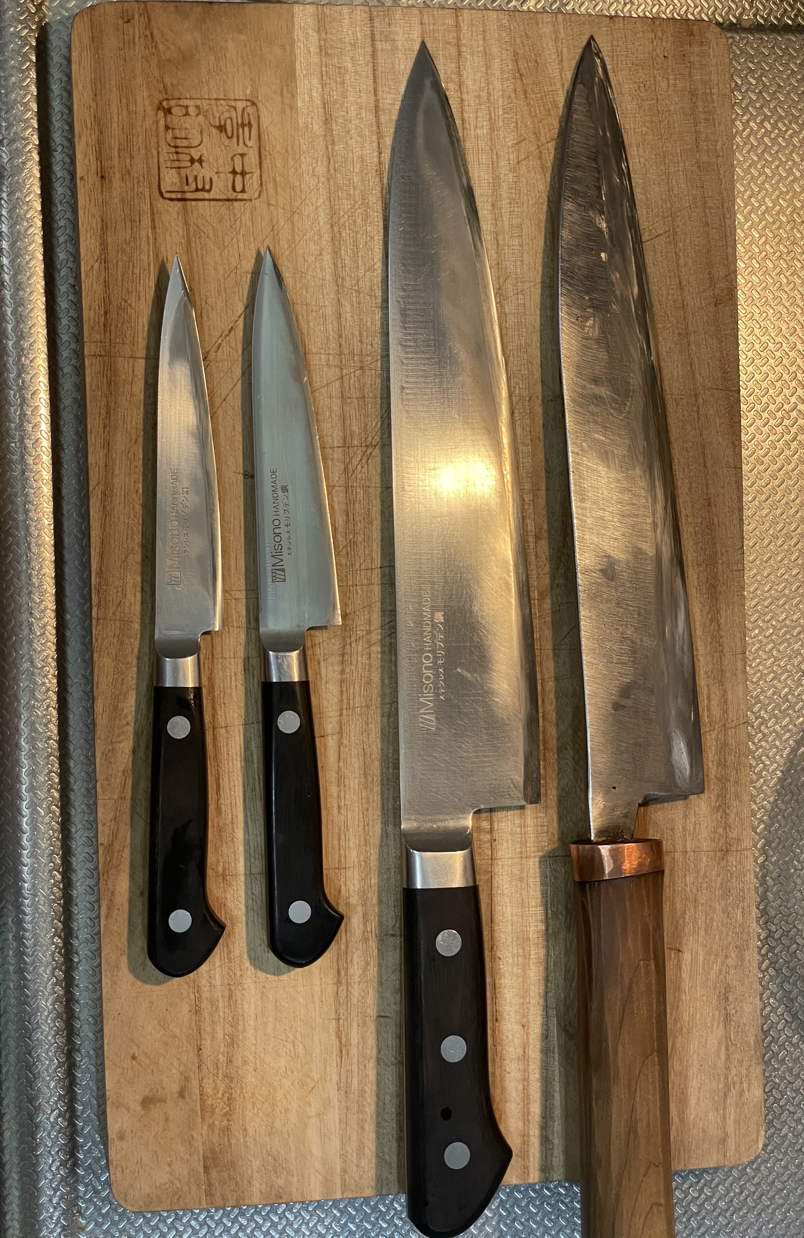 本職用 Misono 包丁4本と高橋鍛冶屋の特注27cmを並べた俯瞰写真