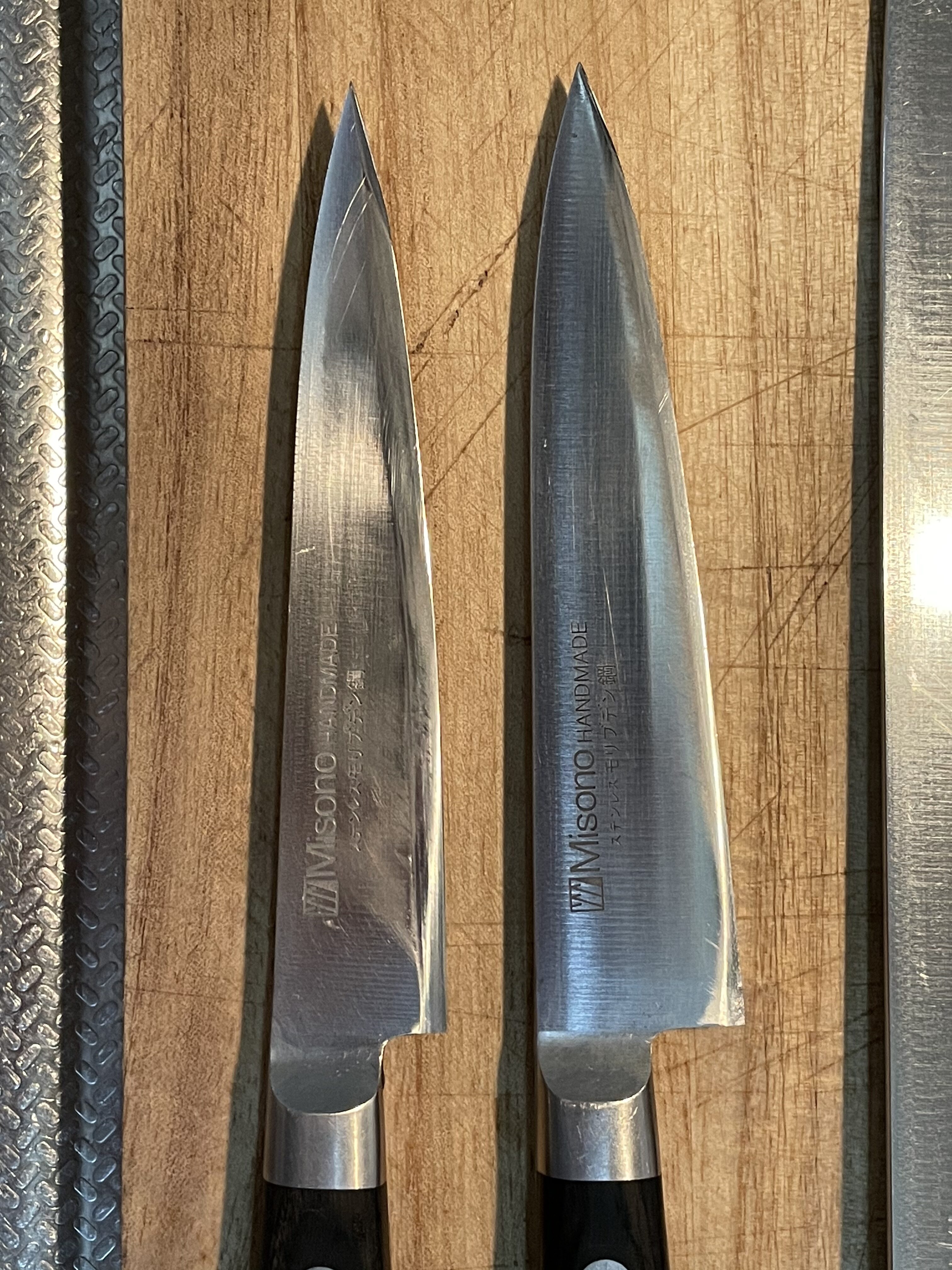 Misono ペティナイフ 本職用(細い)と家庭用(太い)の刃幅の対比