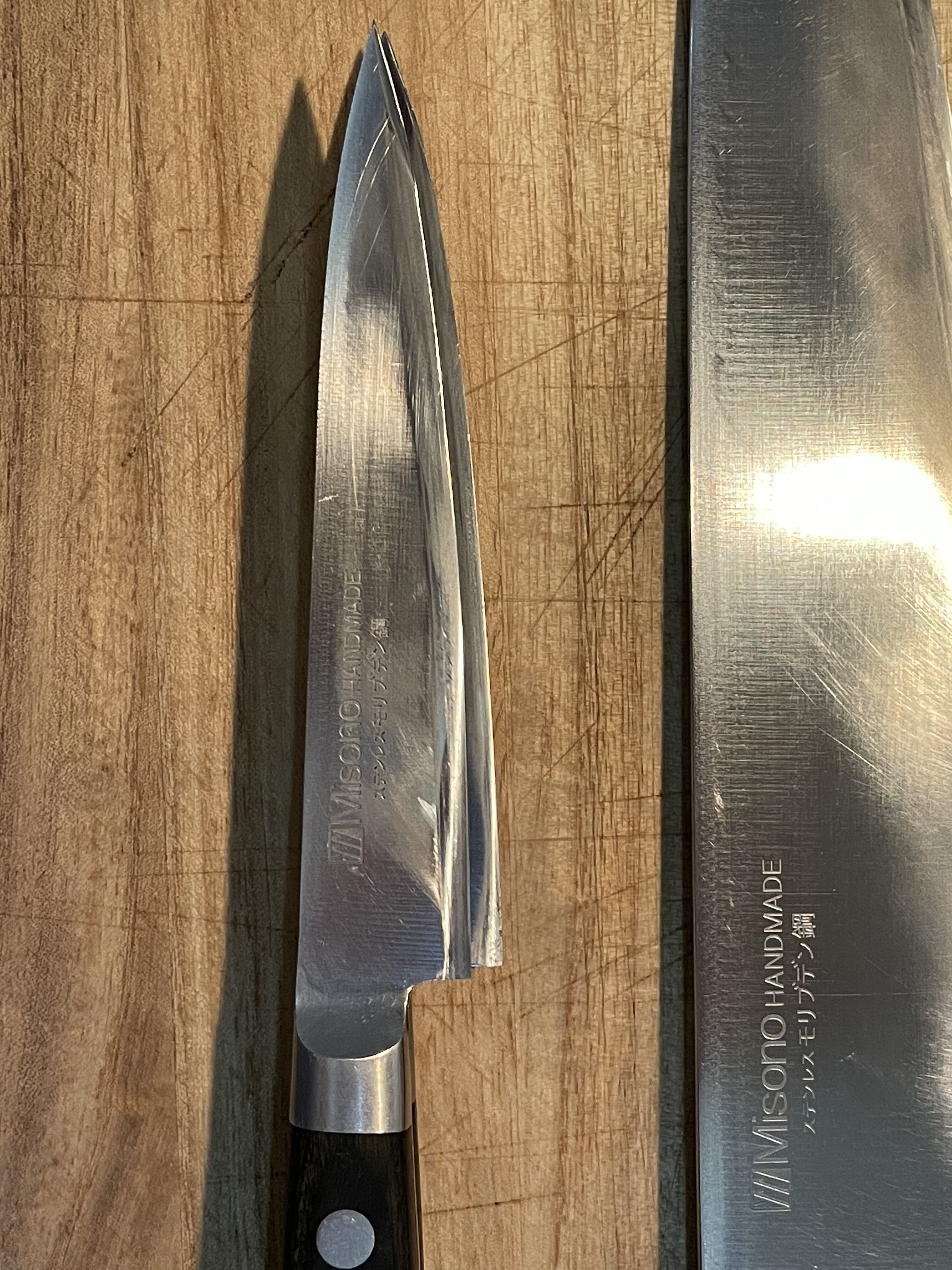 Misono ペティナイフ 本職用と家庭用を重ねた比較写真