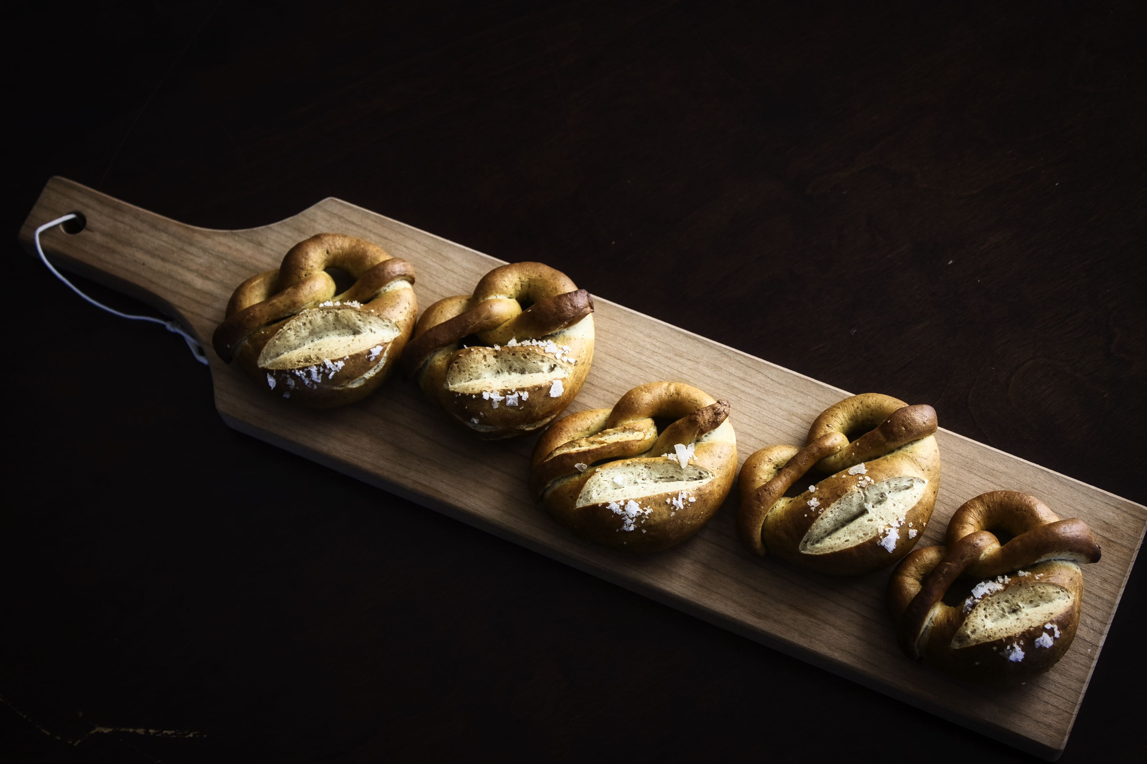 暗めに撮ったプレッツェル - 焼きの深さを表現