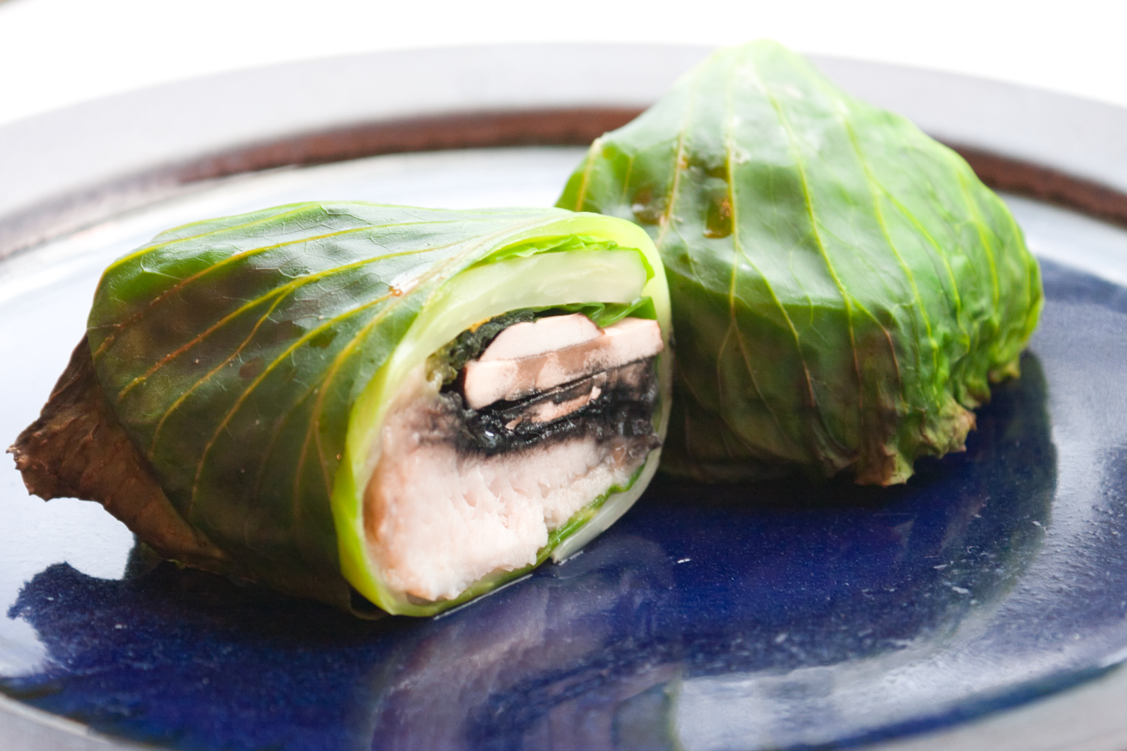 逆光で透けるキャベツの葉 - 鰆のキャベツ包み焼き