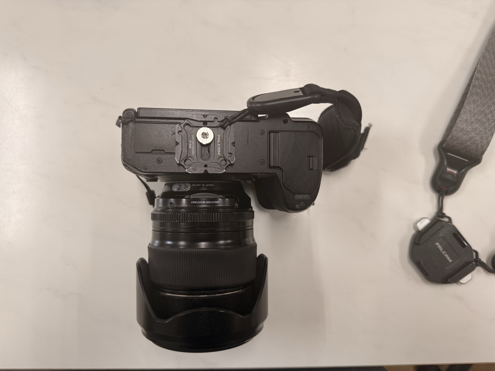 FALCAM F38 ズレ防止プレートと FUJIFILM X-H2s(出っ張りが収まらない例)