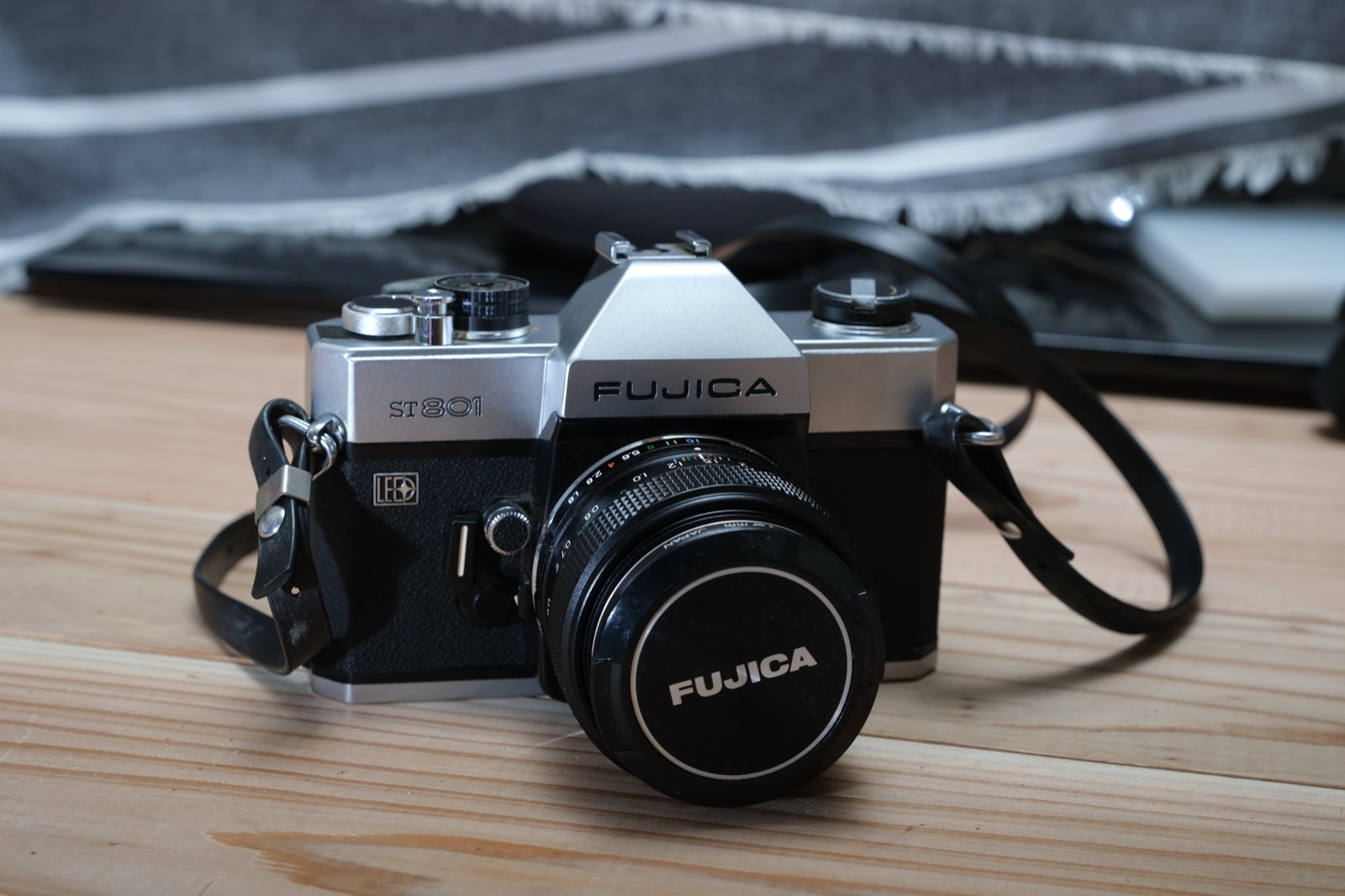 父の遺品のフィルムカメラ FUJICA ST801 の正面