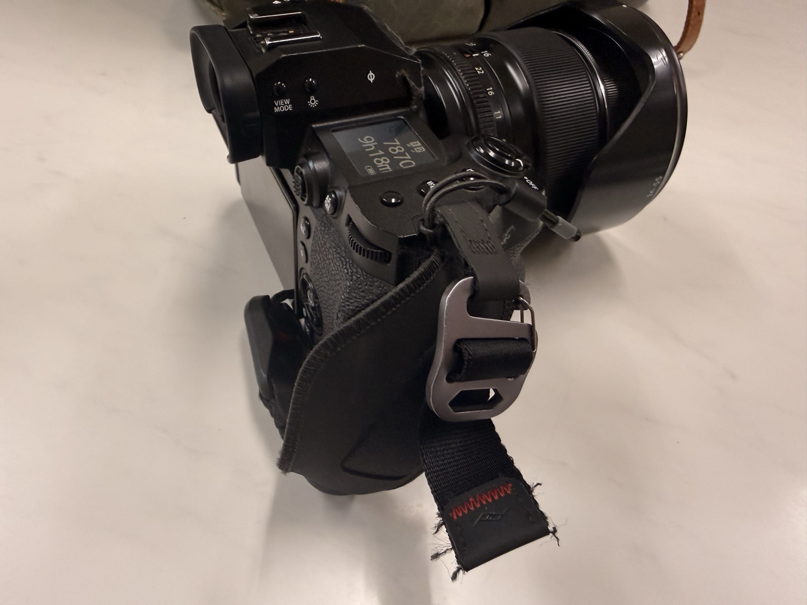 Peak Design クラッチを装着した FUJIFILM X-H2s