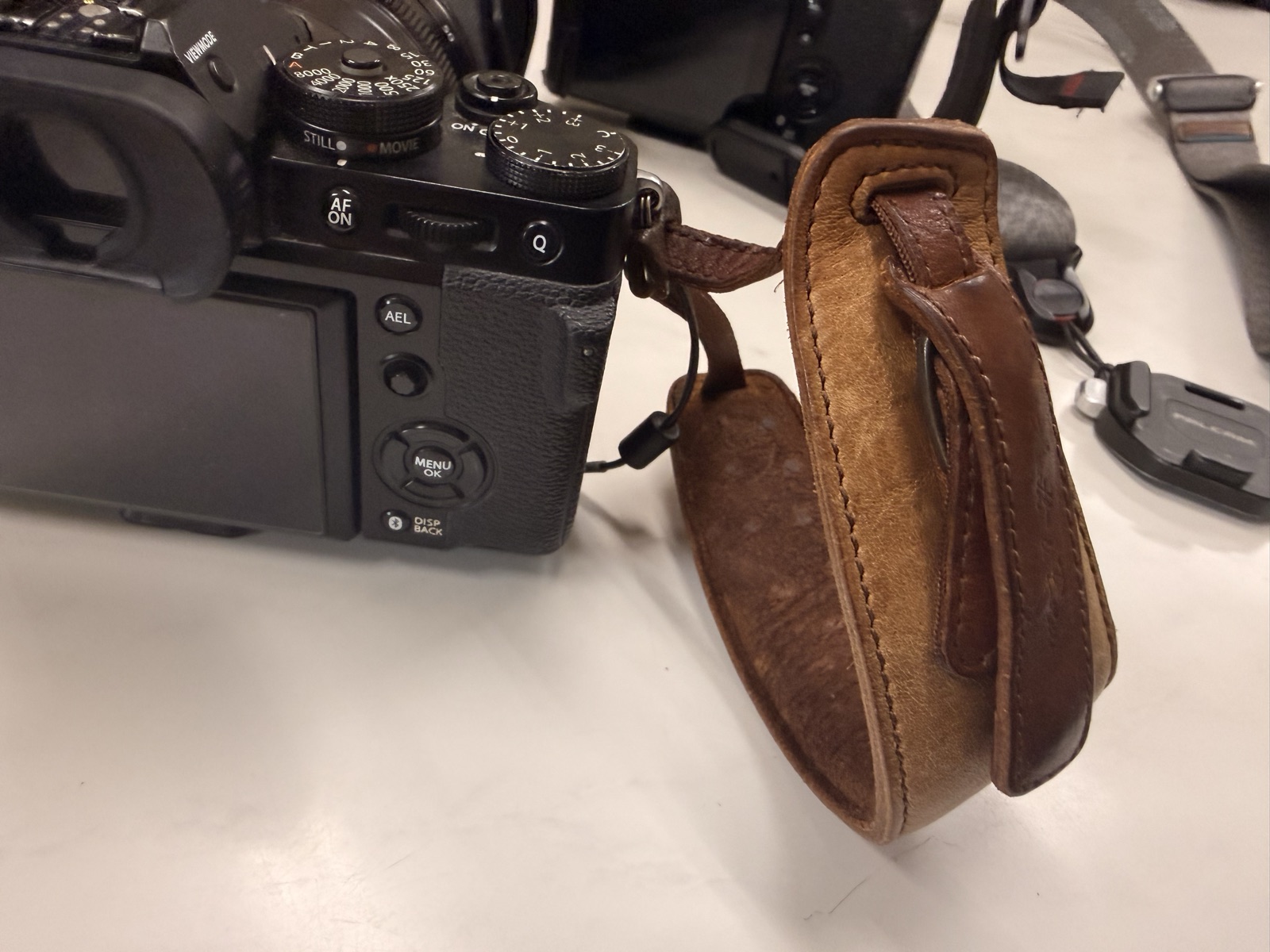 FUJIFILM X-T5 と Acru カシェ・バナーヌのハンドストラップ