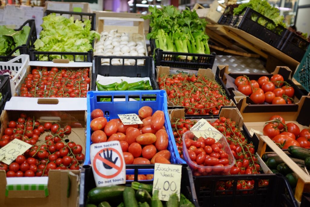 イタリアの市場に並ぶ、房付きトマトやサンマルツァーノ系の細長いトマト