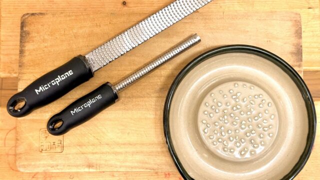 木のまな板の上に、マイクロプレーンのゼスターとスパイス、石見焼のおろし器もとしげ（織部）を並べた俯瞰