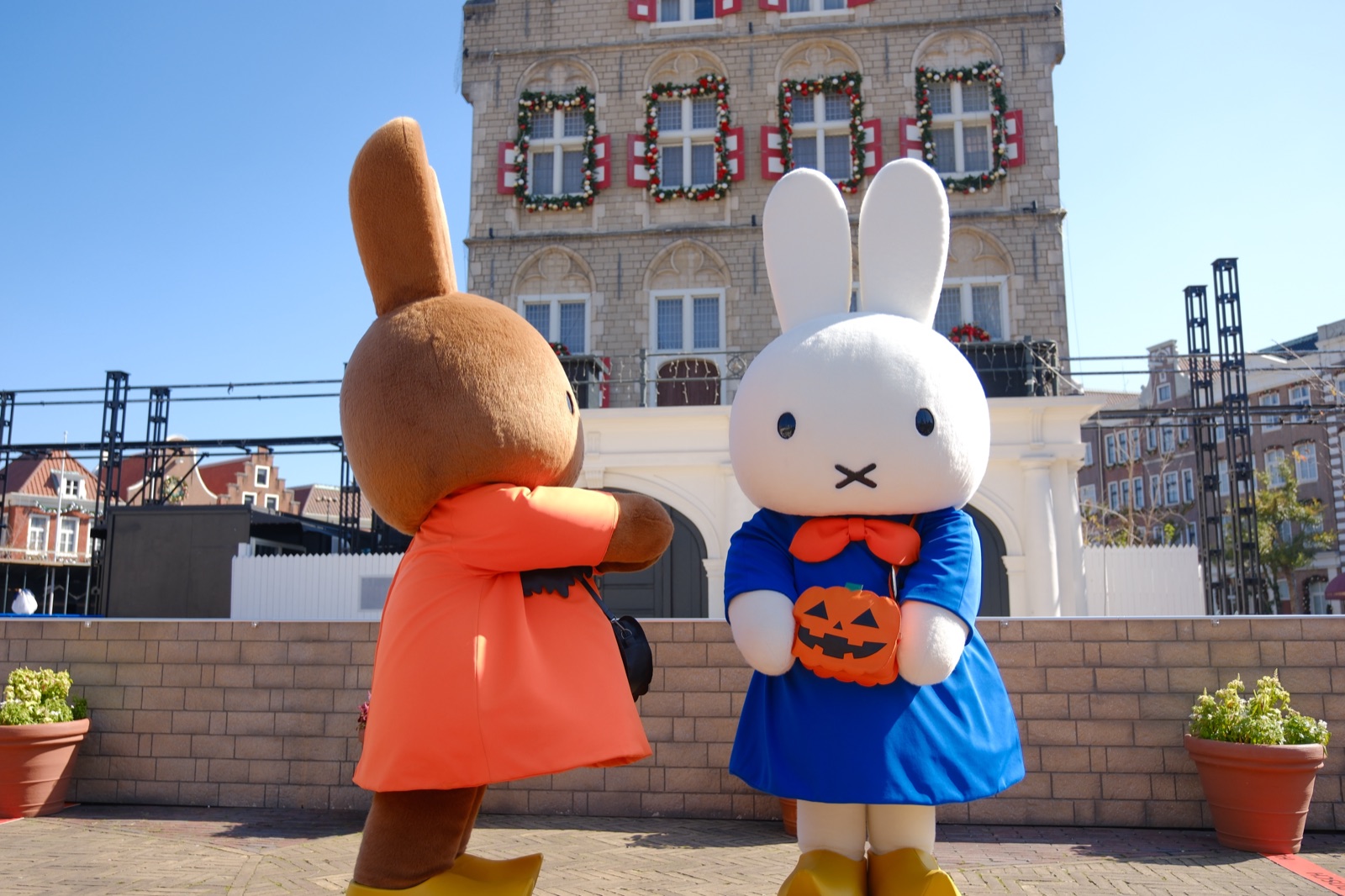 向き合うミッフィーとメラニーの着ぐるみ