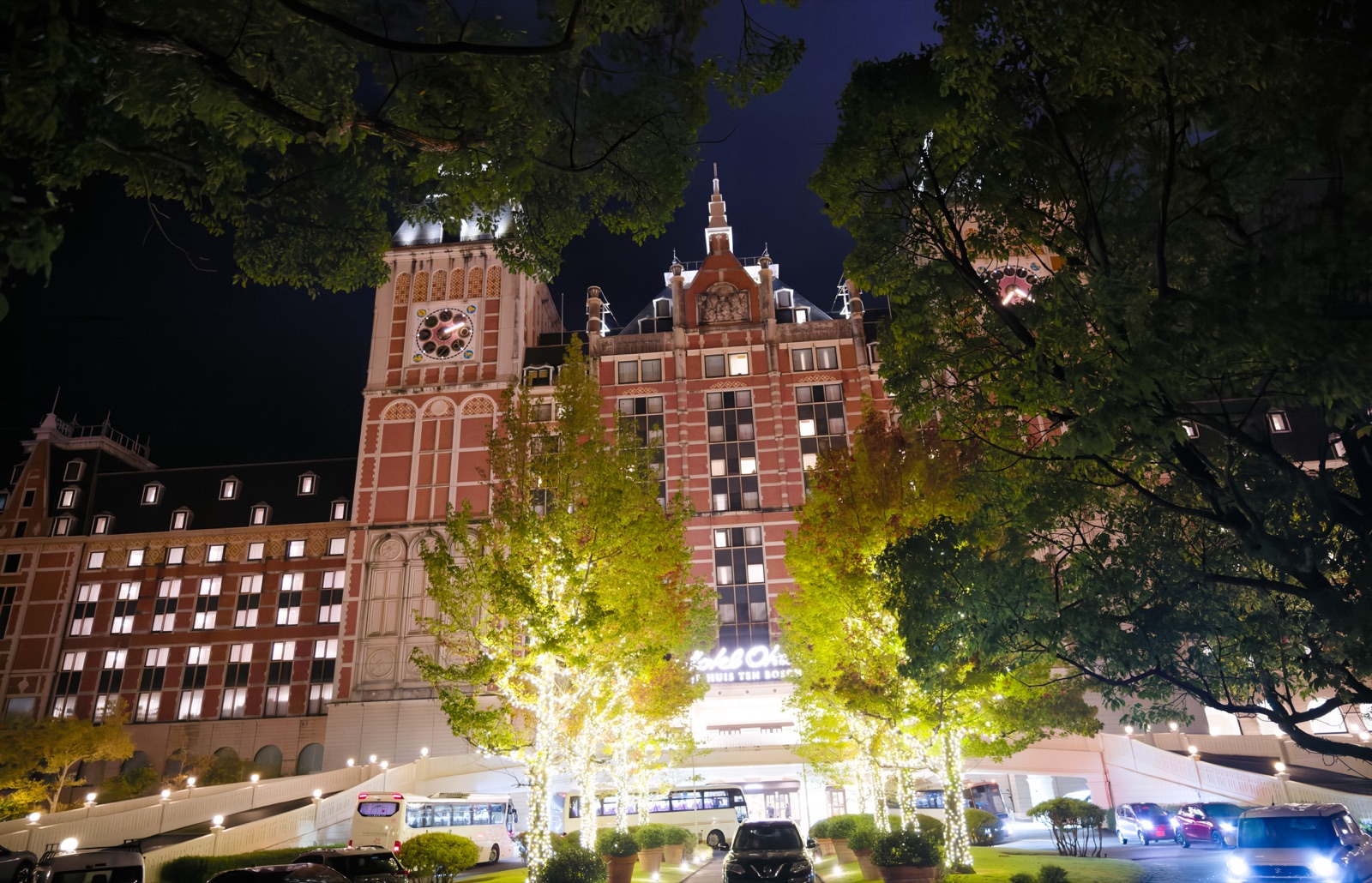 夜のハウステンボス、木々に囲まれたホテルヨーロッパ