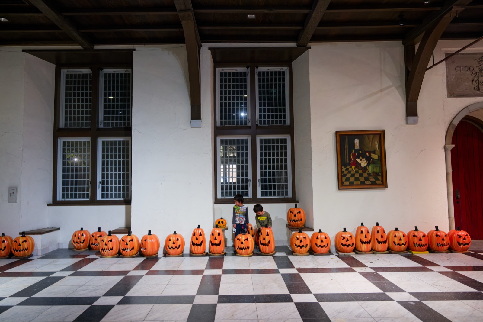テディベア館、市松の床に並ぶハロウィンのかぼちゃ