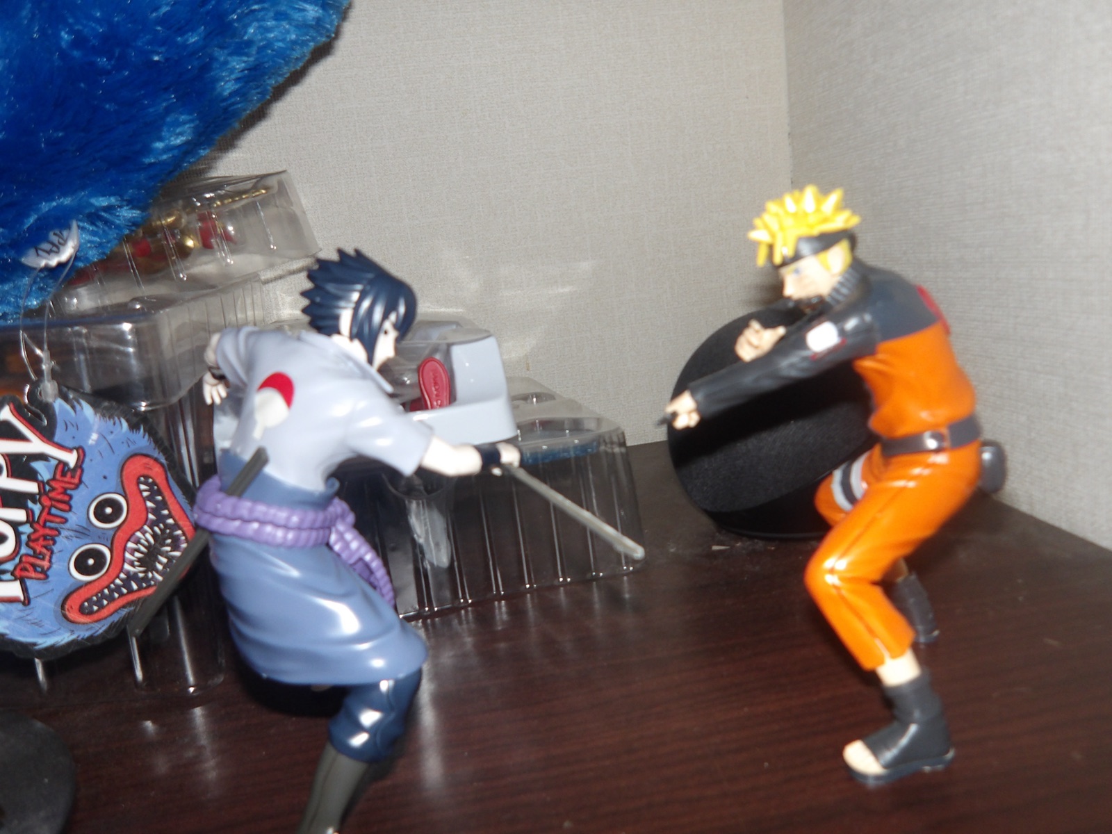ナルトとサスケのフィギュアの対決シーン