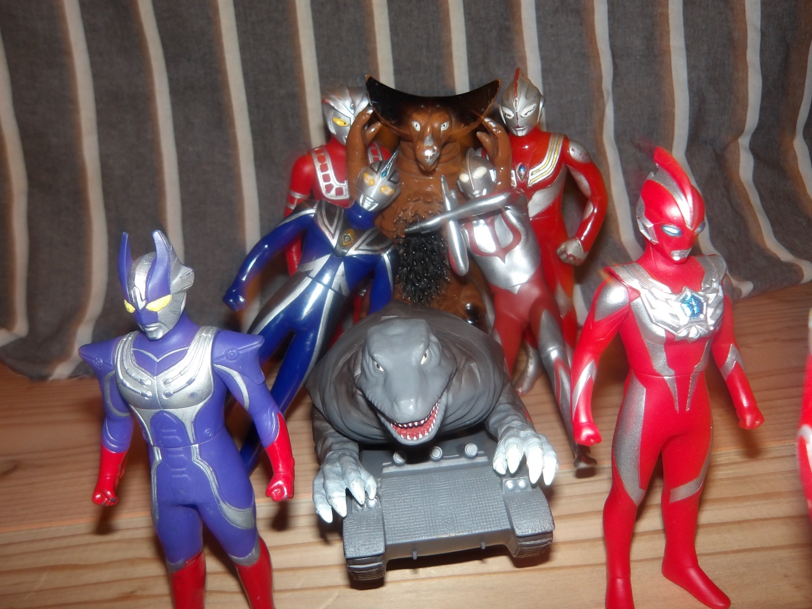 ずらりと並んだウルトラマンのソフビ
