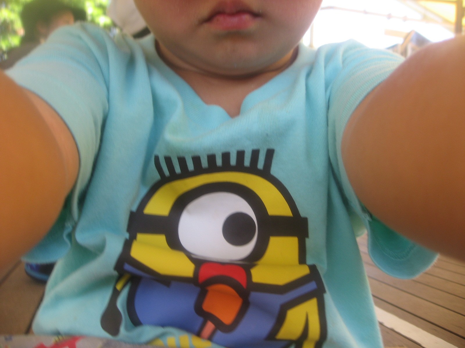 弟の口元がミニオンのTシャツと写った自撮り
