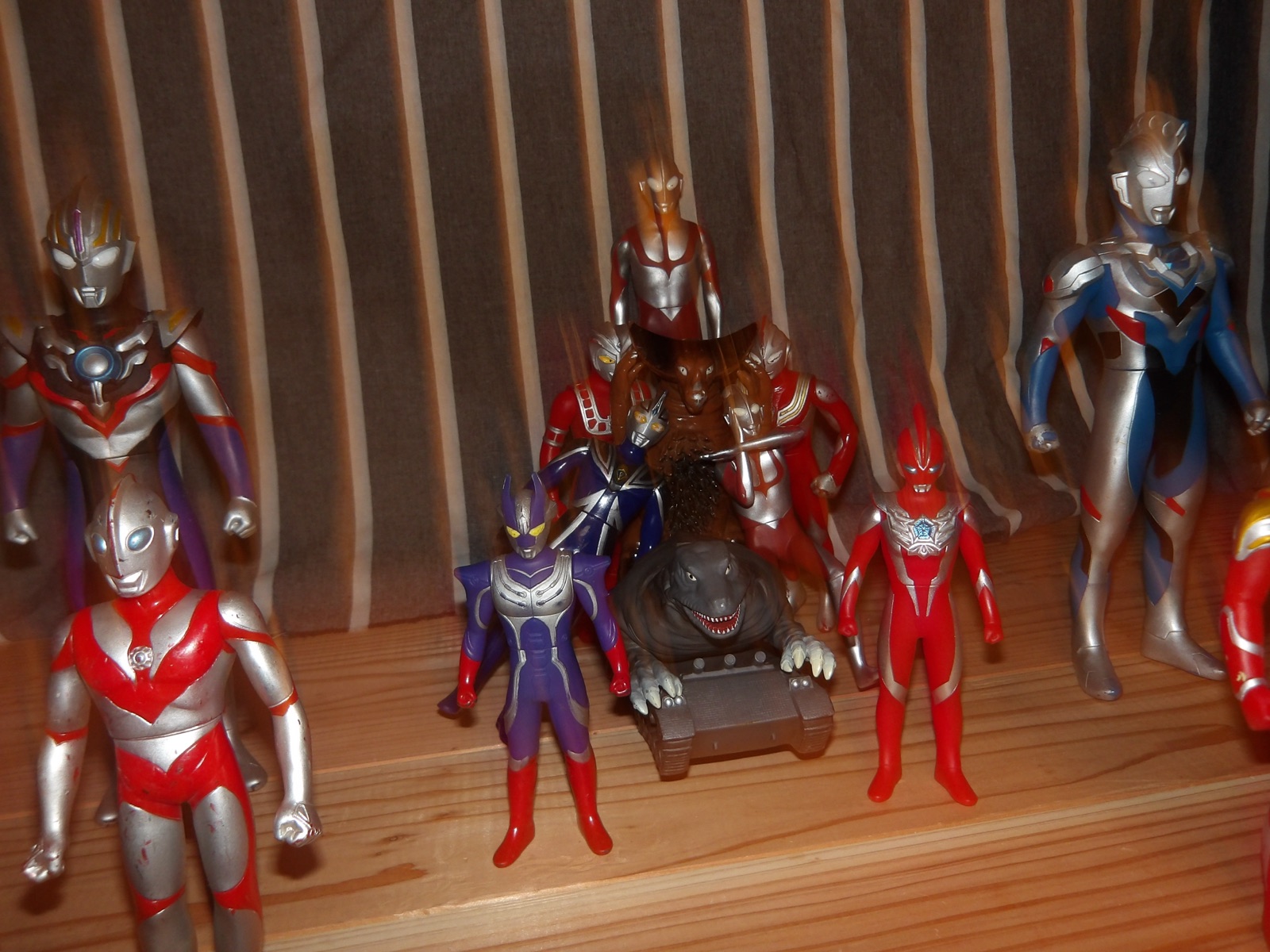 風呂の縁に並べられたウルトラマンの人形