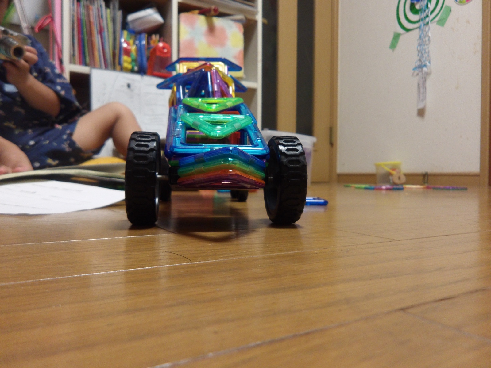 マグネットのおもちゃで作った車に乗るウルトラマン