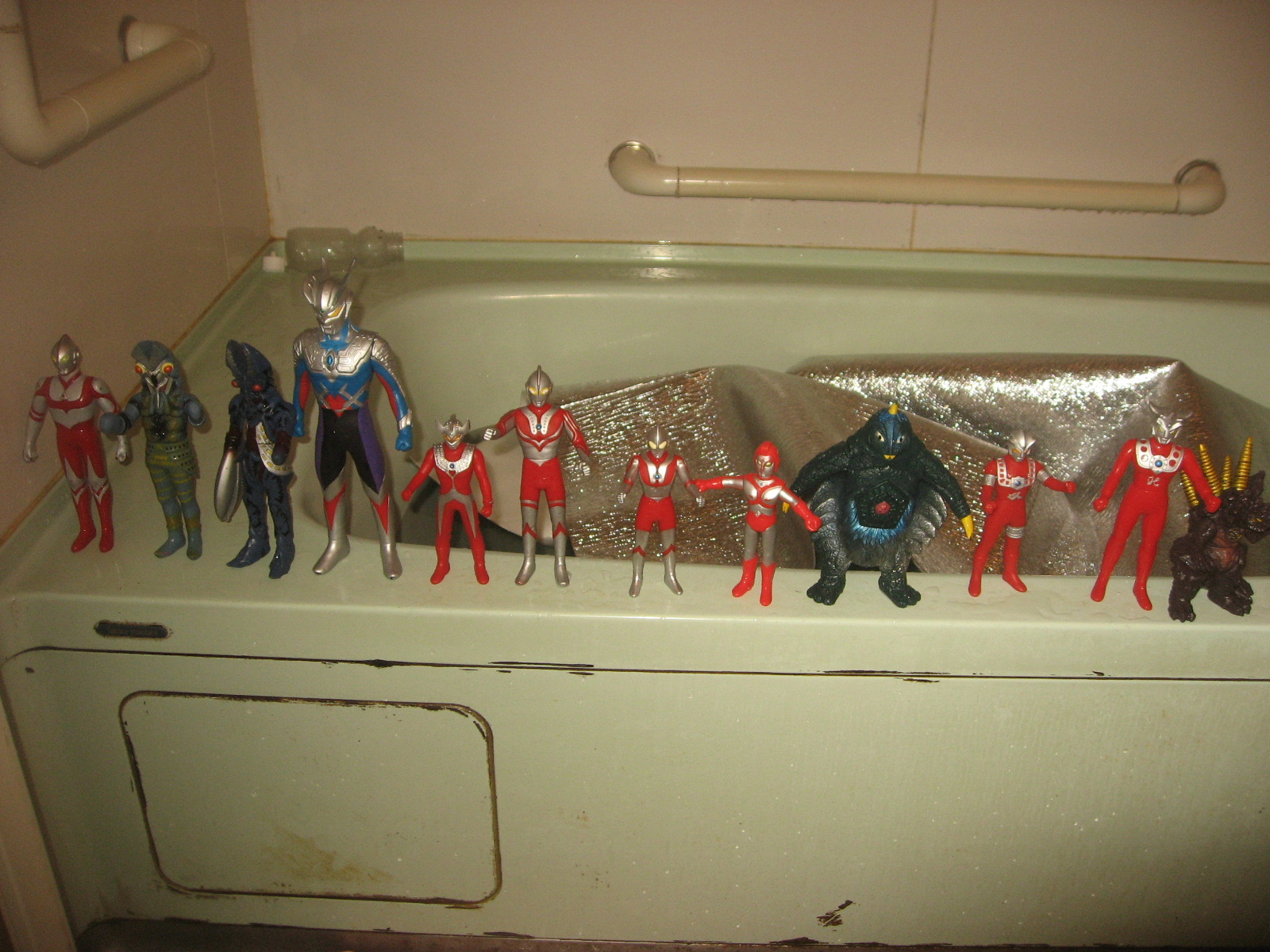 飛び蹴りのポーズのウルトラマンのフィギュア