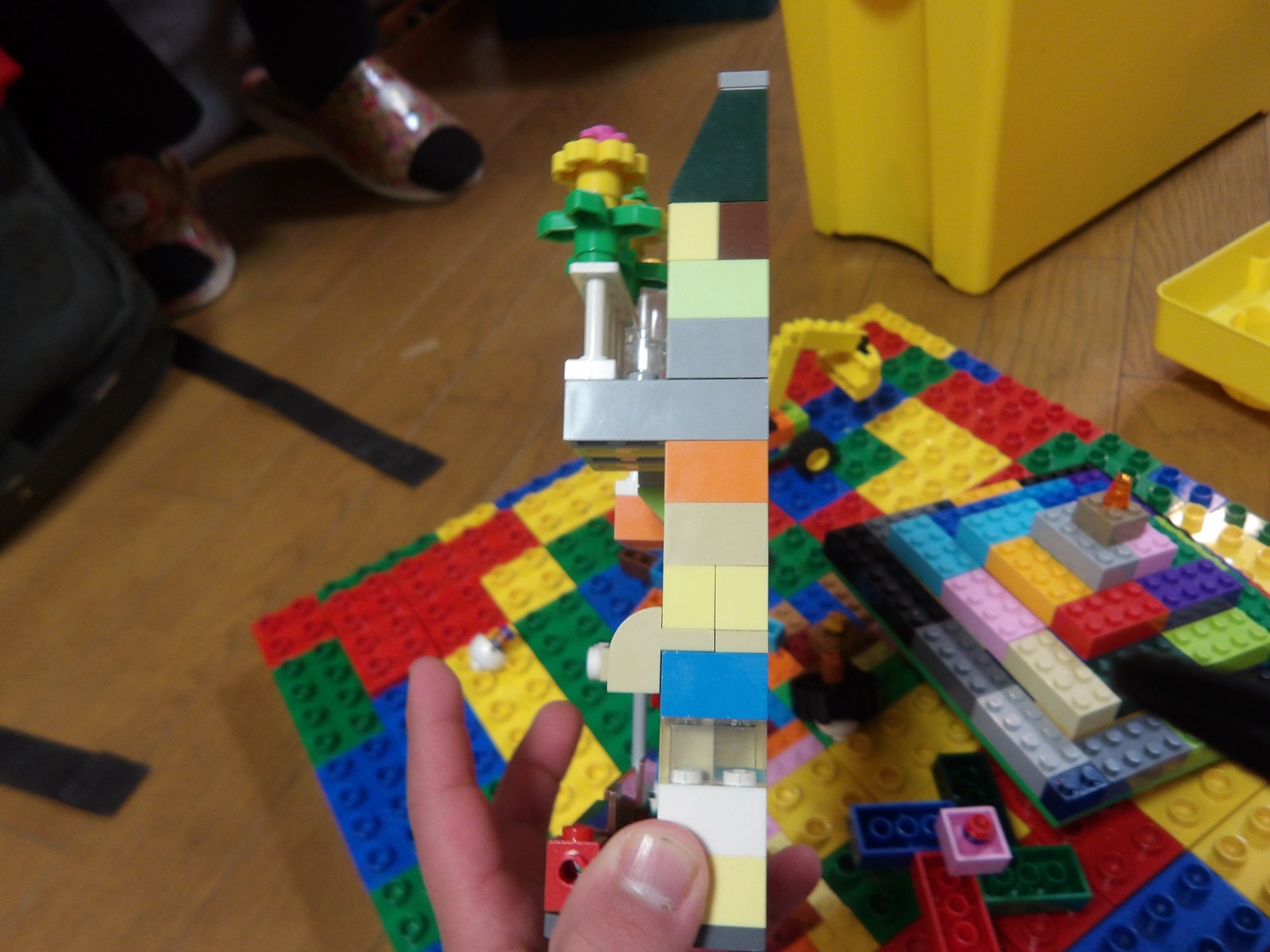 レゴブロックで作りかけの家と手
