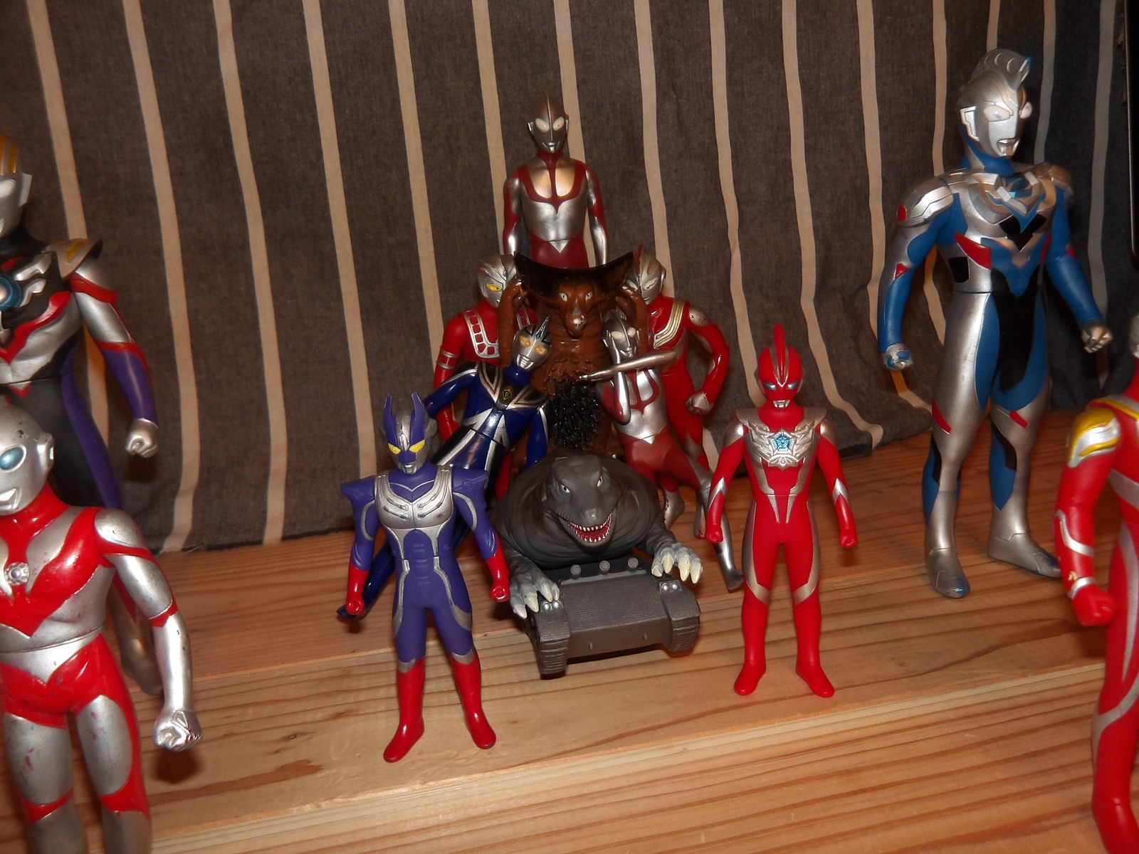 カーテンの前に整列したウルトラマンのソフビ人形