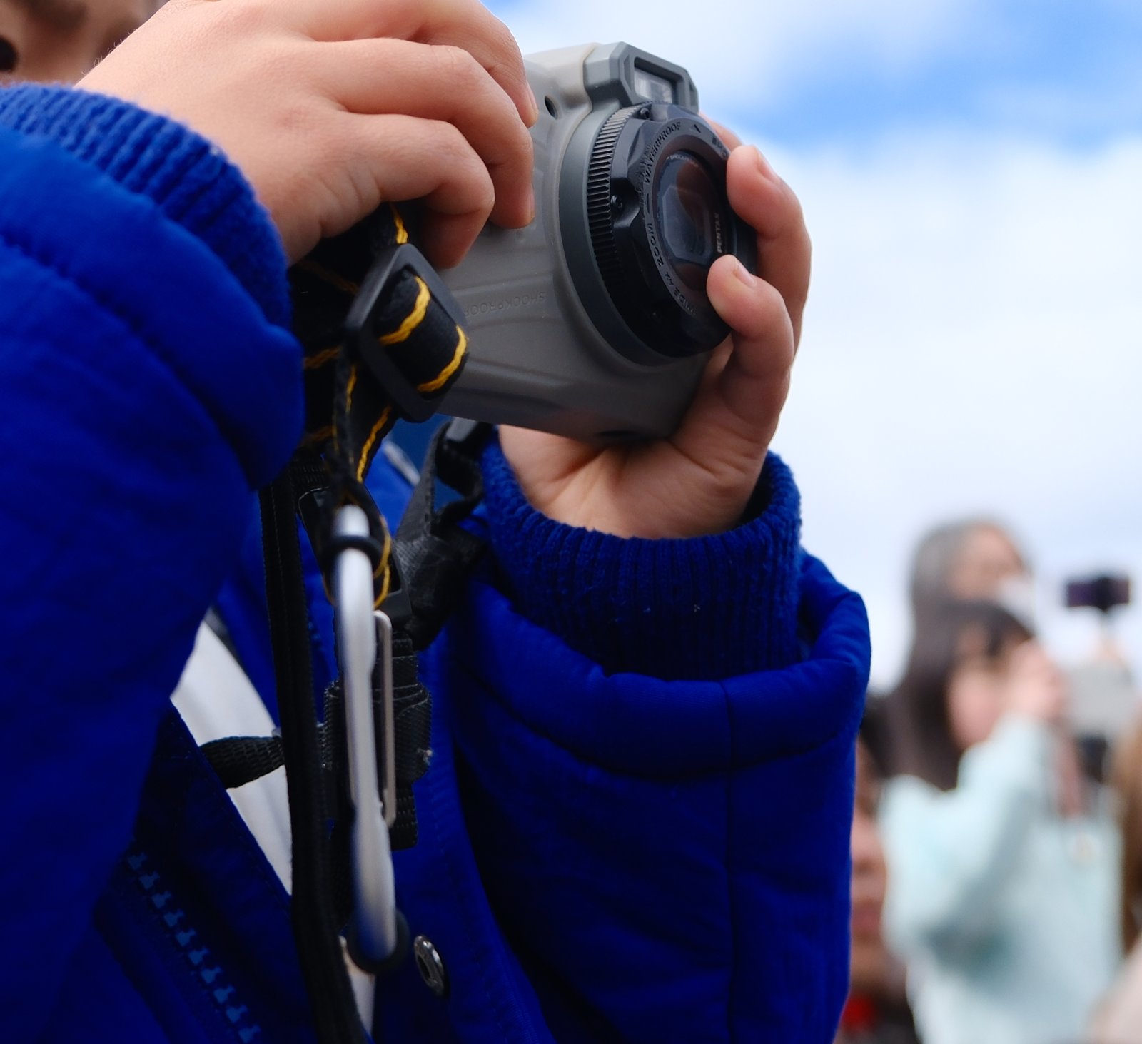 PENTAX WG-1000を構える子どもの手元