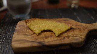 オリーブの木のまな板に薄焼きのフォカッチャをのせて、そのまま食卓へ出したところ