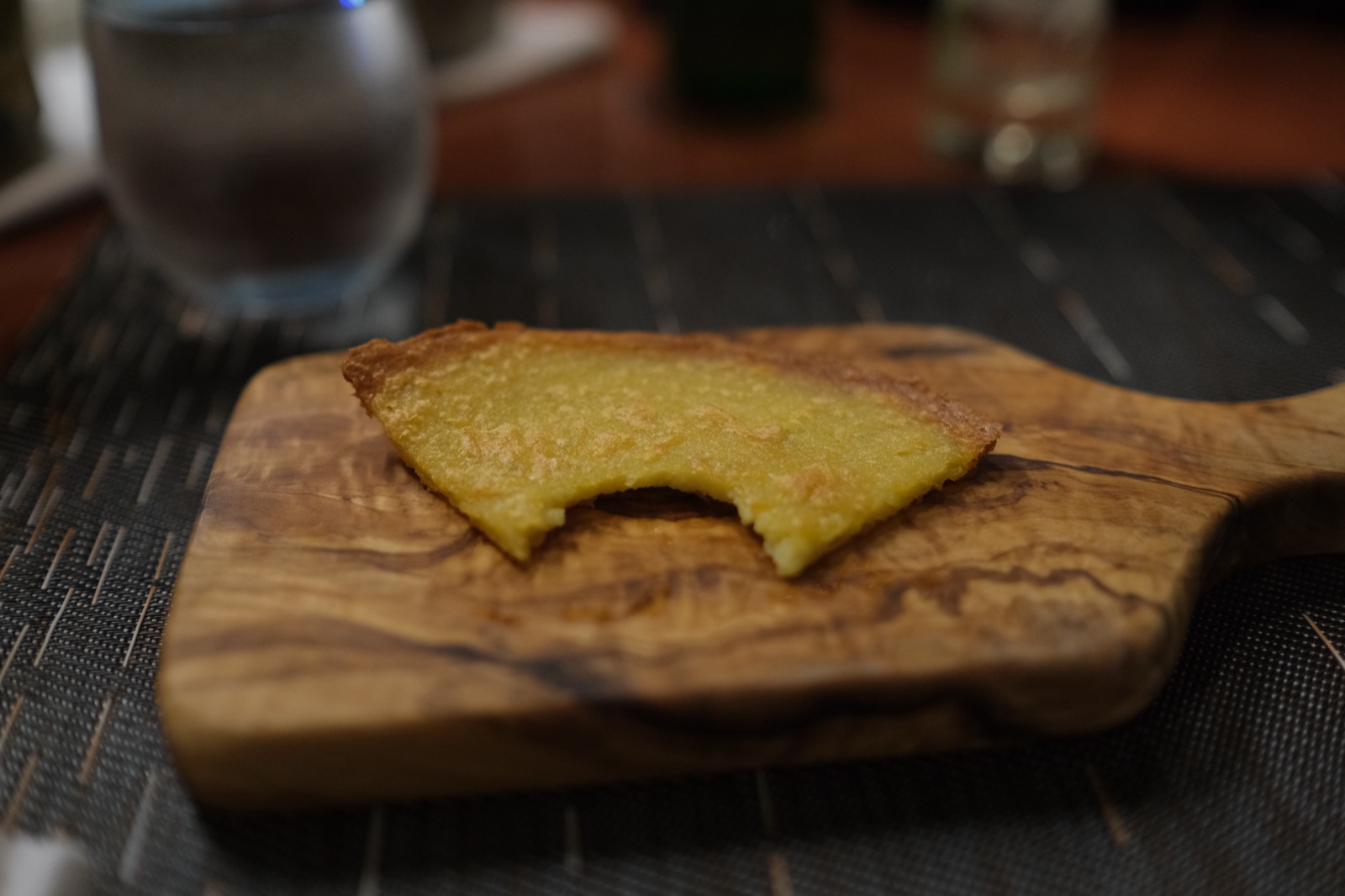 オリーブの木のまな板に薄焼きのフォカッチャをのせて、そのまま食卓へ出したところ