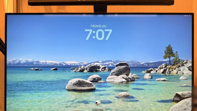 エルゴトロンのアームに載せた32インチ4Kモニター。画面には湖の写真が映り、上にはBenQのScreenBar Proが付いている