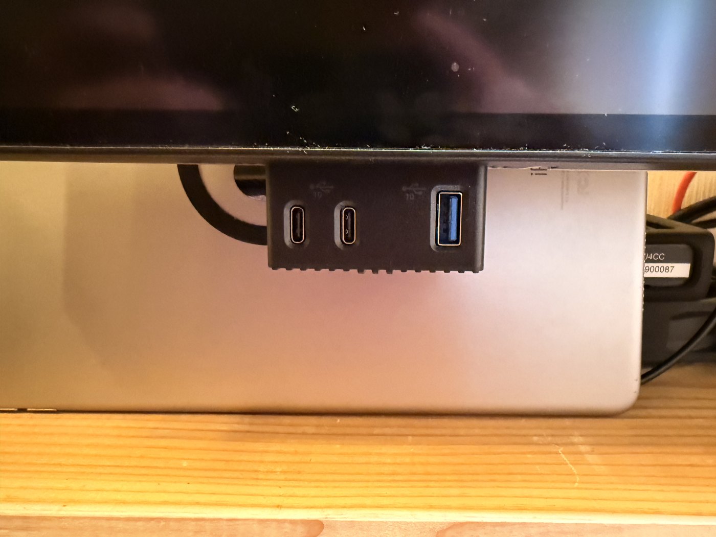 押し出したモニター右下の端子。USB-Aが1つ、USB-Cが2つ並んでいる