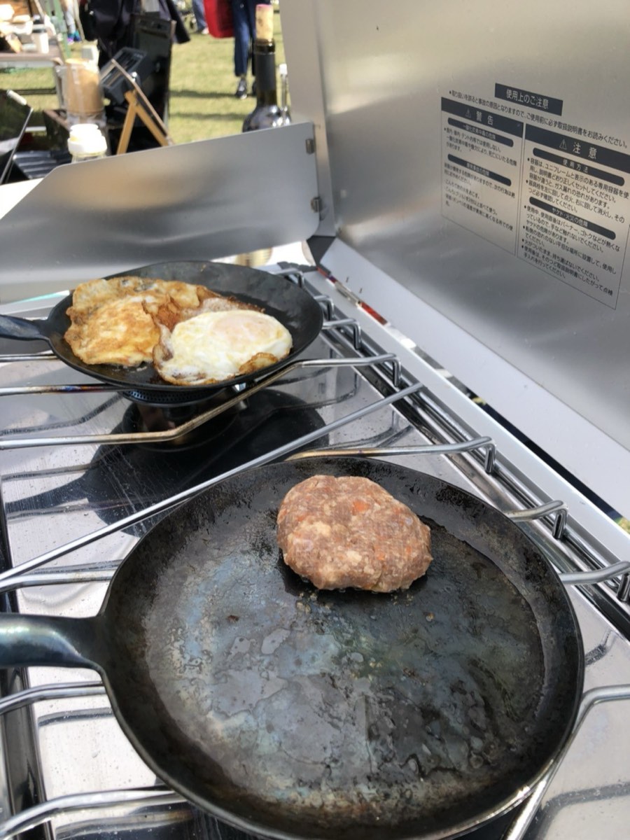 ゆきぱんで焼いた、イノシシ肉のハンバーグと有精卵の目玉焼き。オープンサンドの具