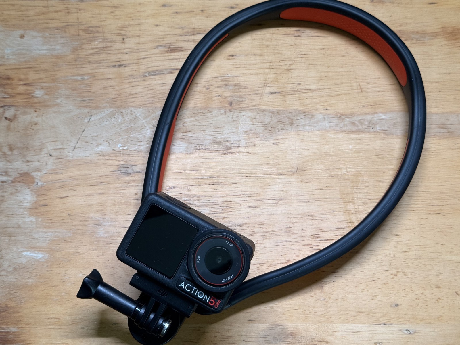 Ulanziのネックマウントに Osmo Action 5 Pro を取り付けた状態
