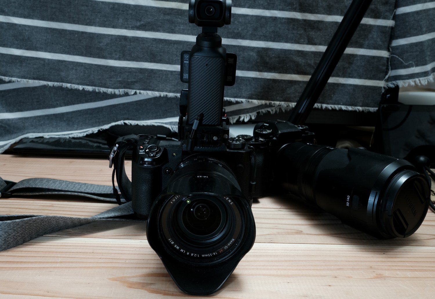 ミラーレス一眼の上にDJI Osmo Pocket 3を載せた二段重ねの装備