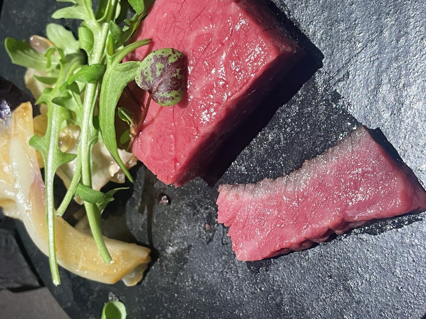 石の皿に盛られた和牛の一皿