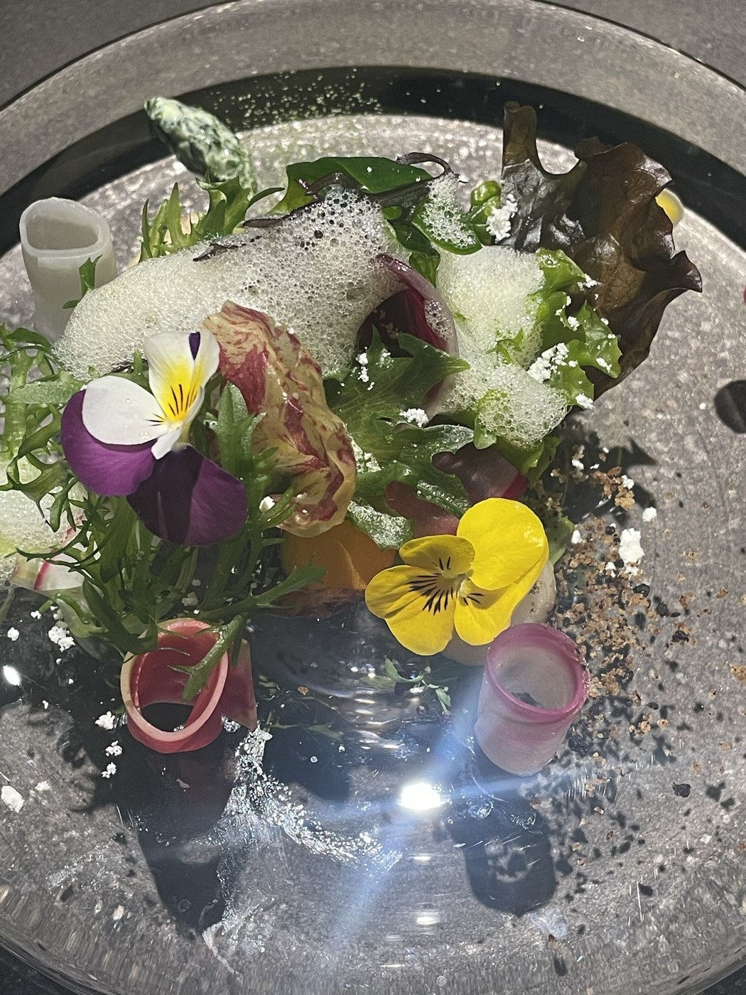 銀色の器に野菜と食用花を敷き詰めた一皿