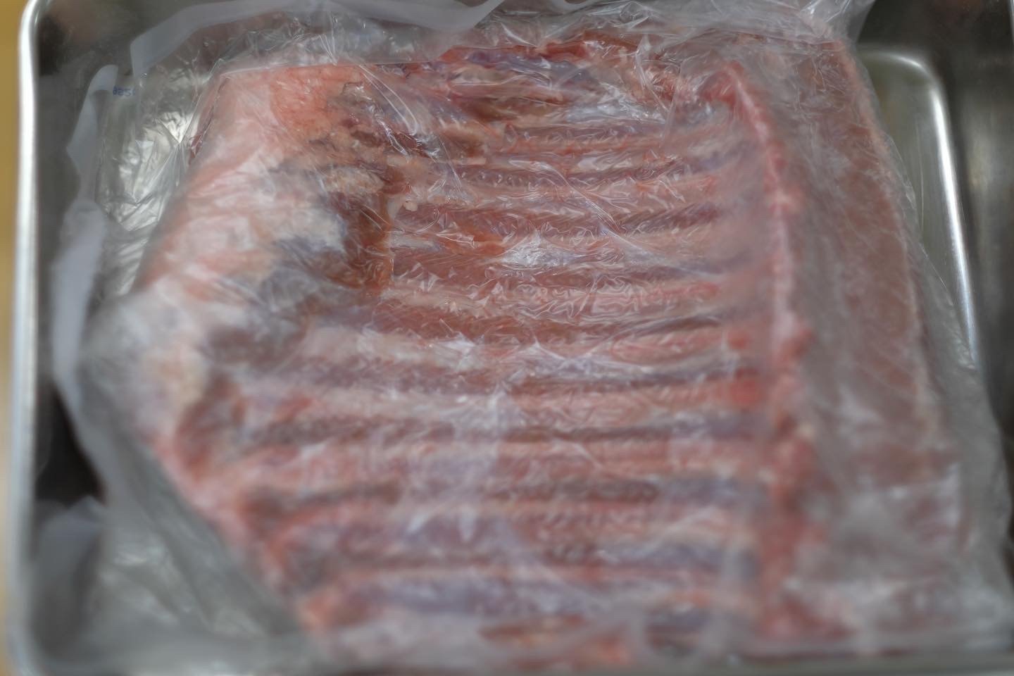 真空パックした骨付き肉