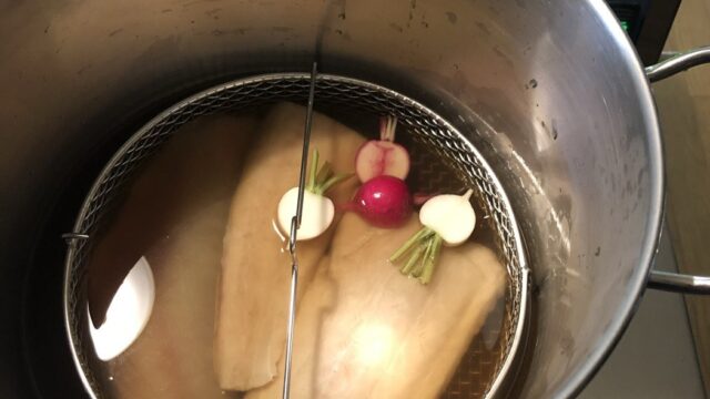 ガストロバックの鍋の中で、網かごの下の食材が冷たい出汁に浸かっている