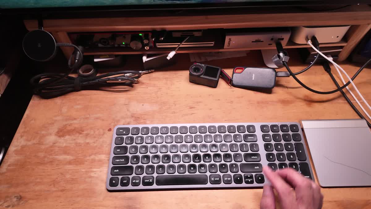 夜、ScreenBar Proだけで照らされたキーボードまわり