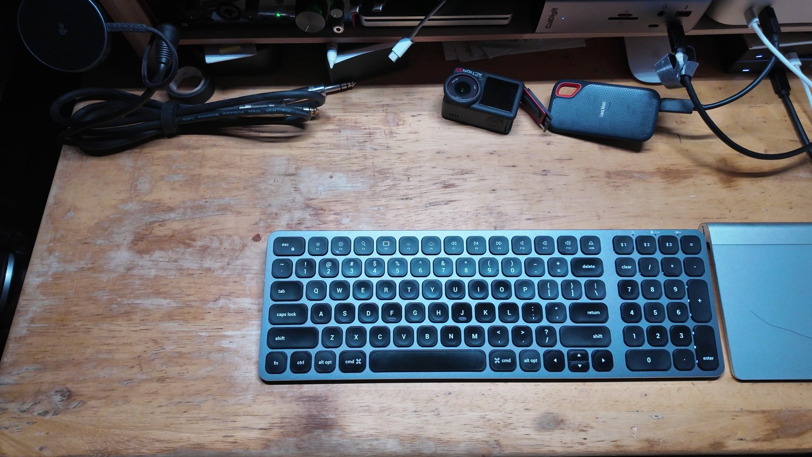白色光に設定したScreenBar Proに照らされたデスクの手元