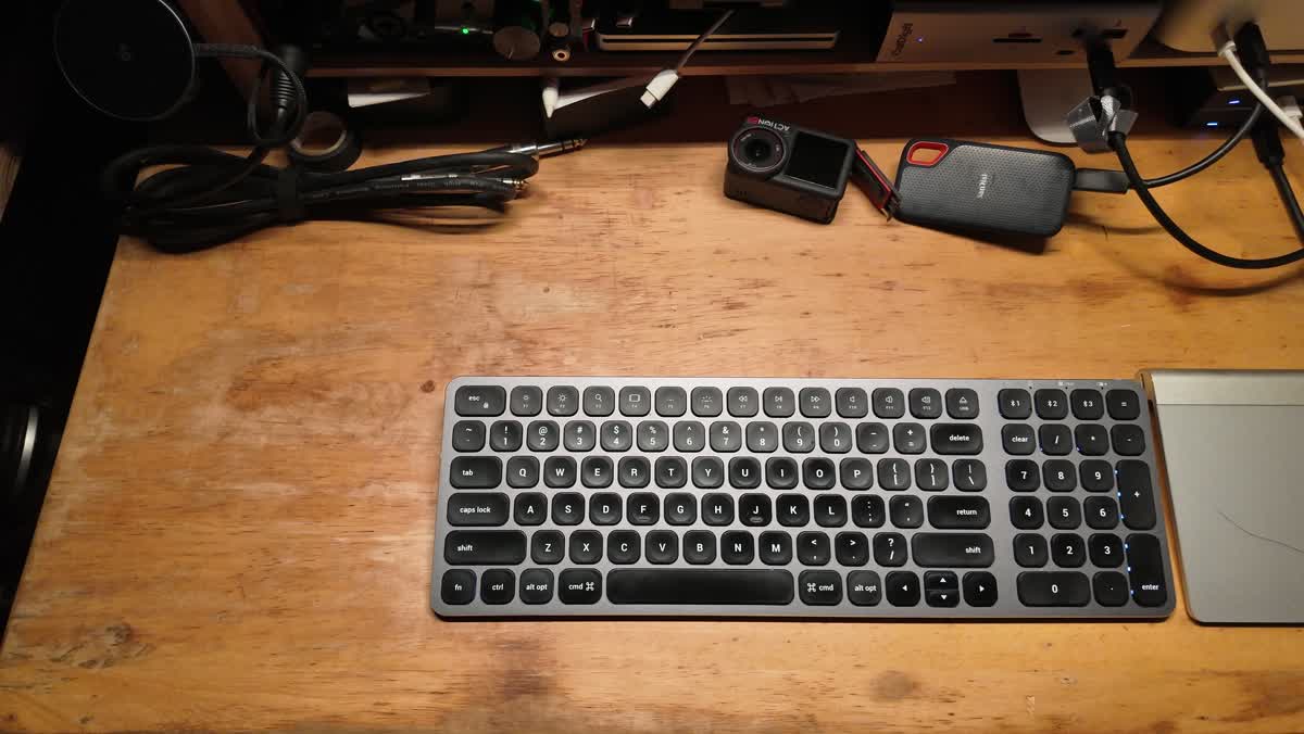 明るさを絞ったScreenBar Proに照らされたデスクの手元