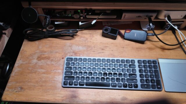 ScreenBar Proの光に照らされた、片付いたデスクの手元とキーボード
