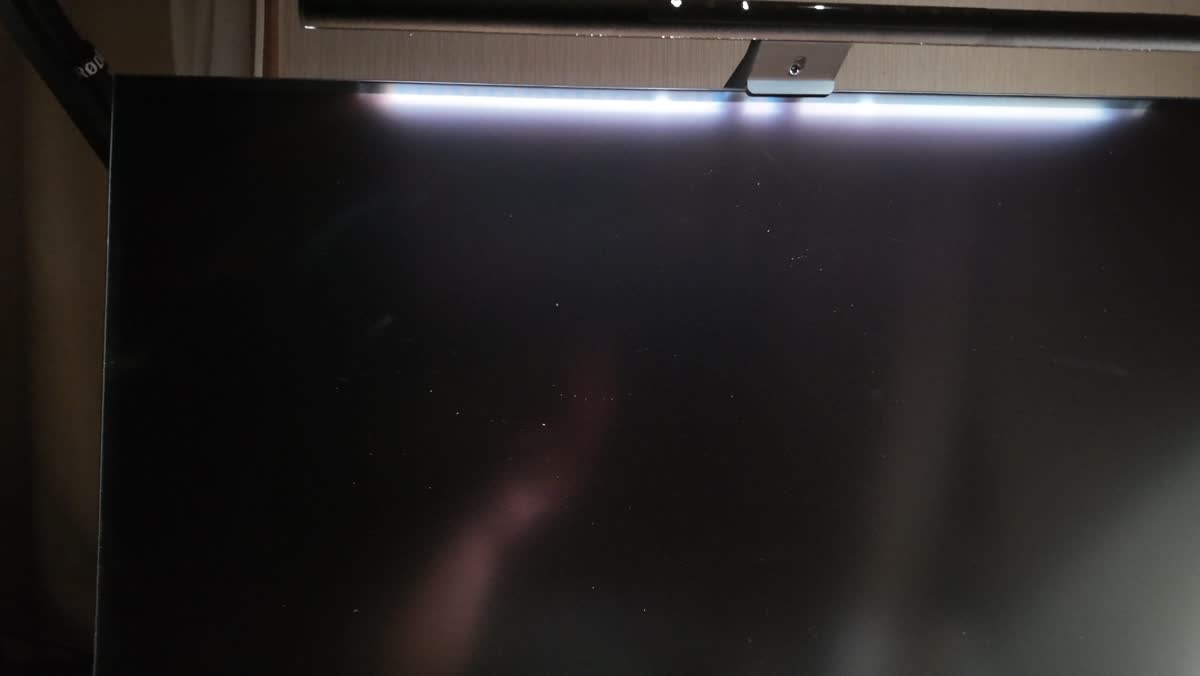 点灯したScreenBar Proの下で、モニター画面には光が映り込んでいない