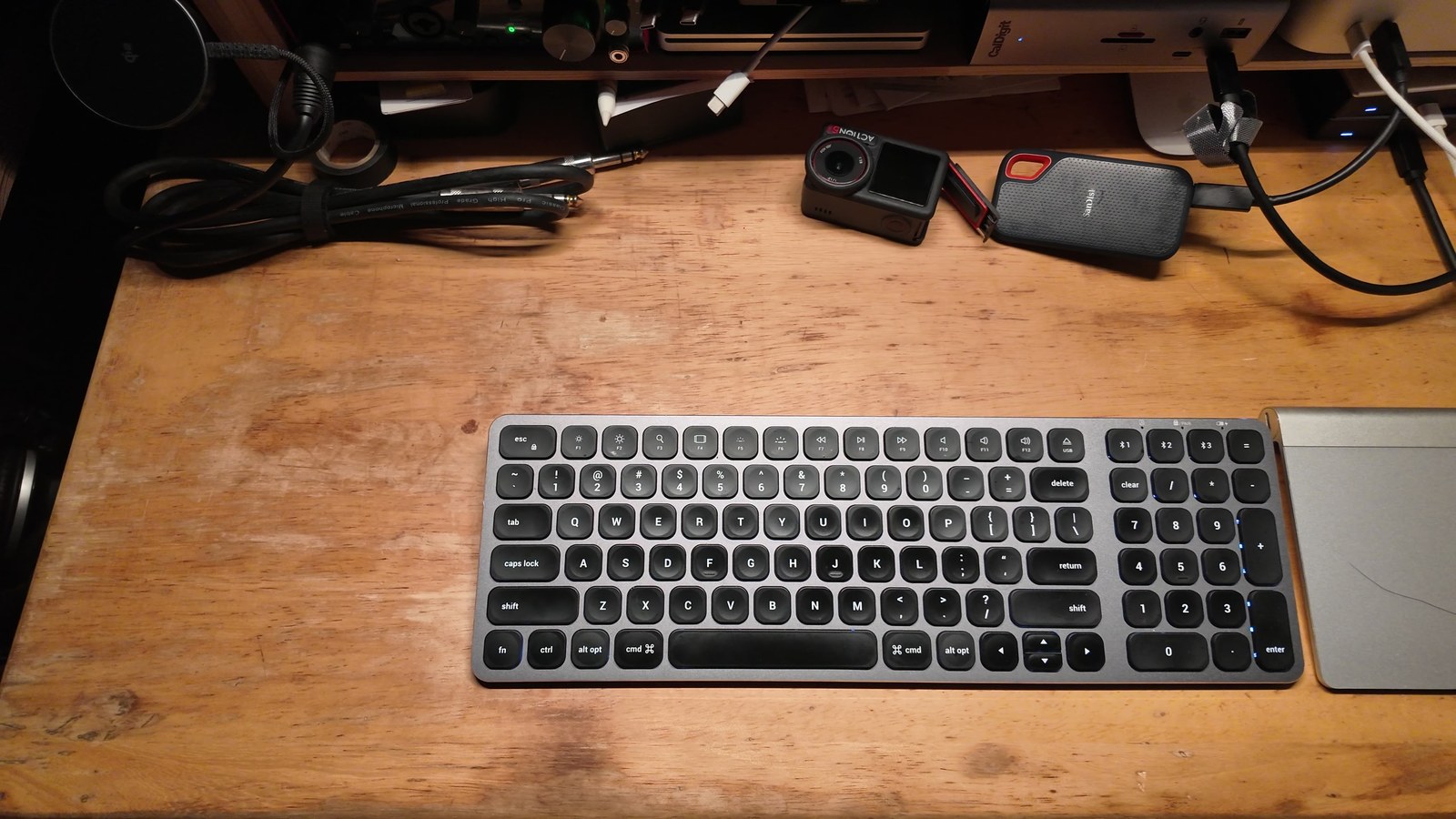 電球色に設定したScreenBar Proに照らされたデスクの手元
