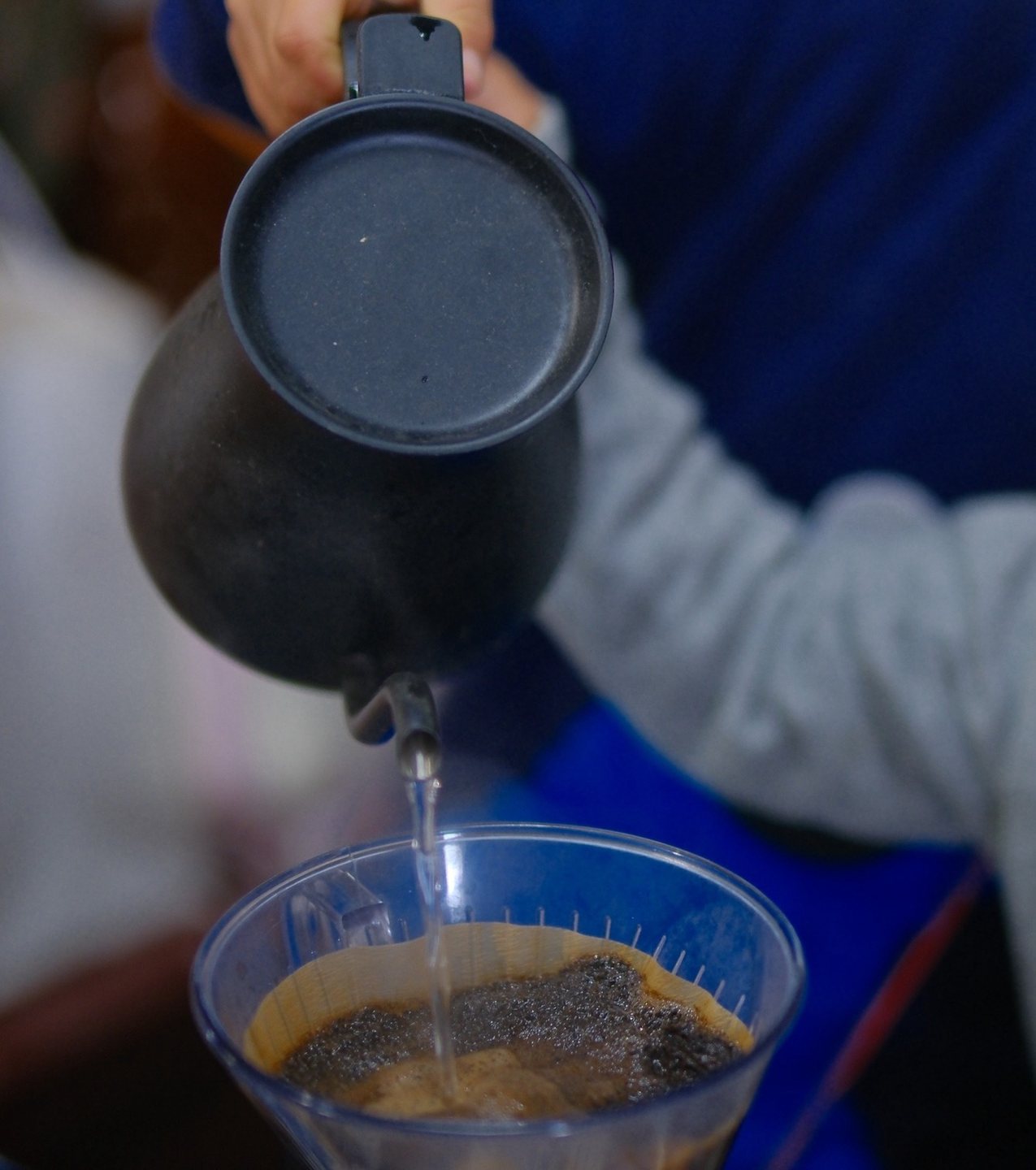 こうもりコーヒー二年目。ケトルからドリッパーへ注ぐ手
