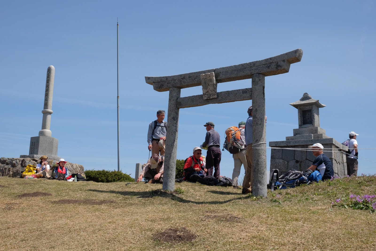 船通山山頂の鳥居と石碑