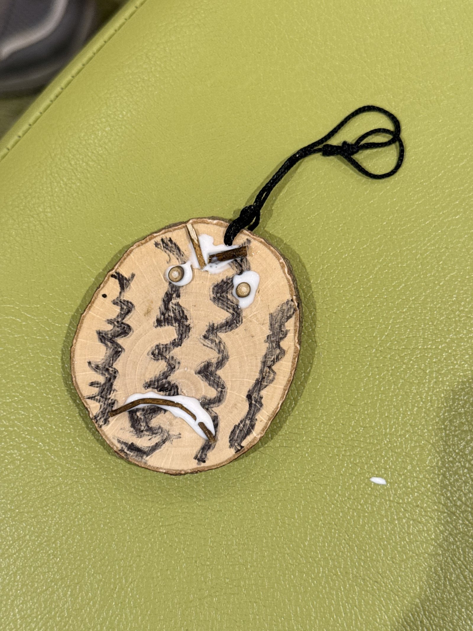 木の輪切りにマーカーの縞模様で作ったスイカたろう