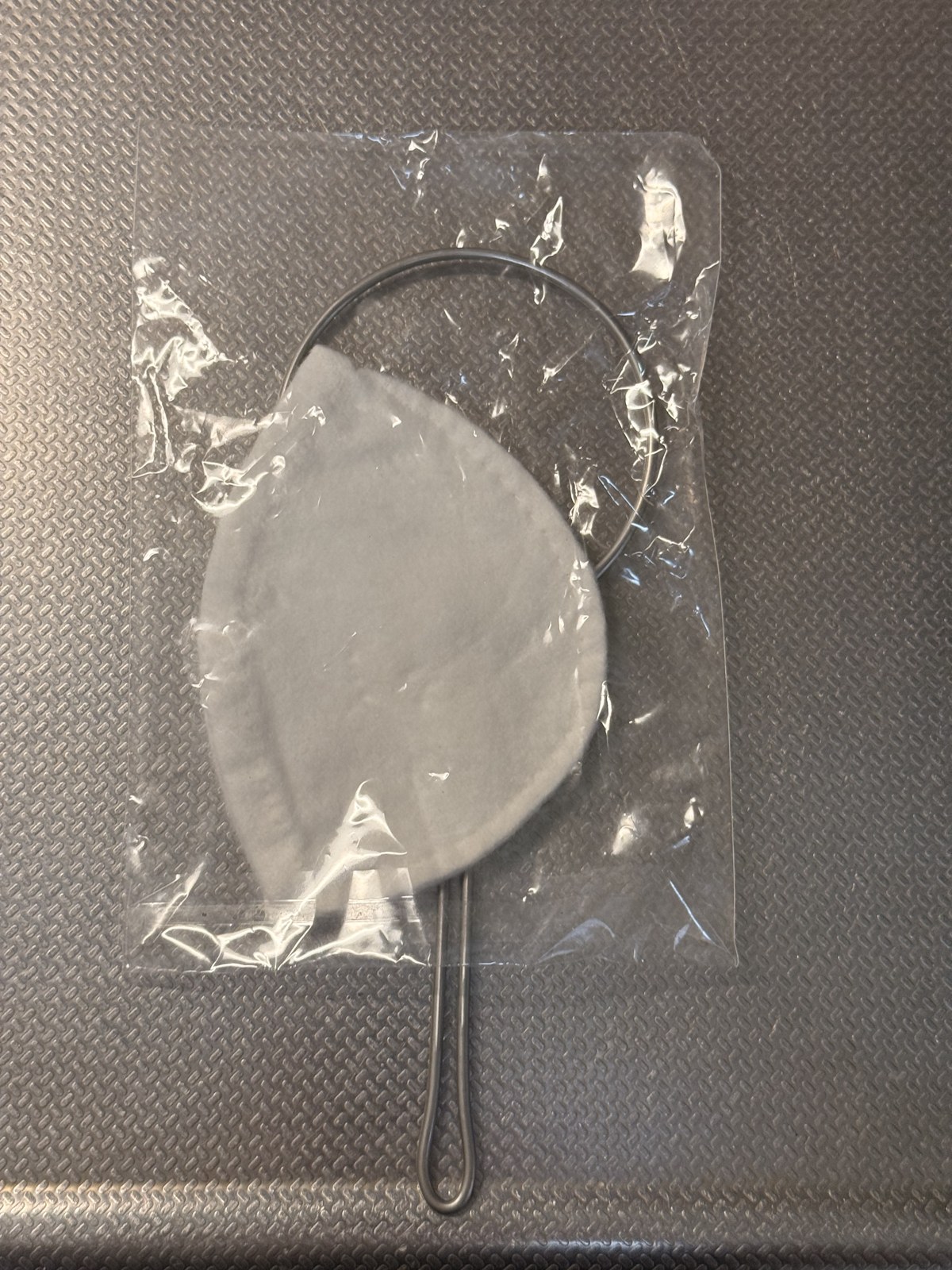 透明の袋に入ったままの、白いネルと針金の輪