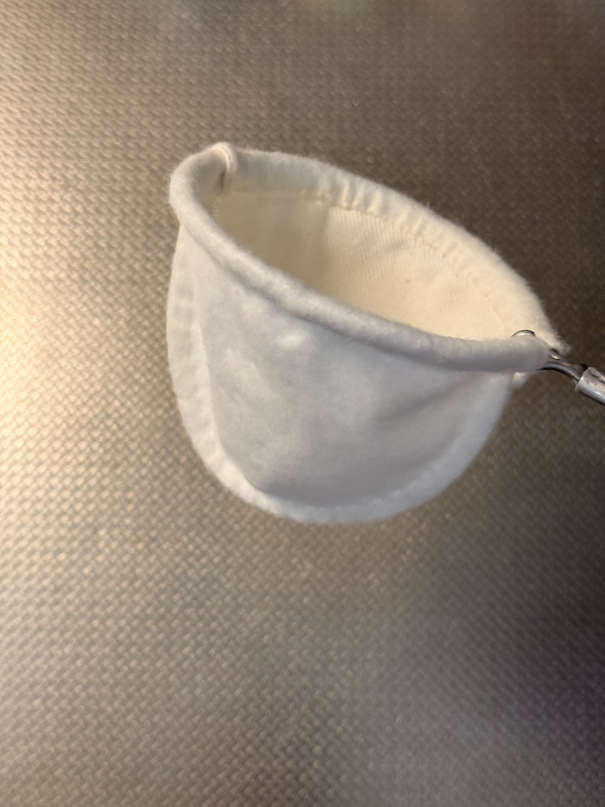 針金の輪にはめて袋の形になった、白いネル