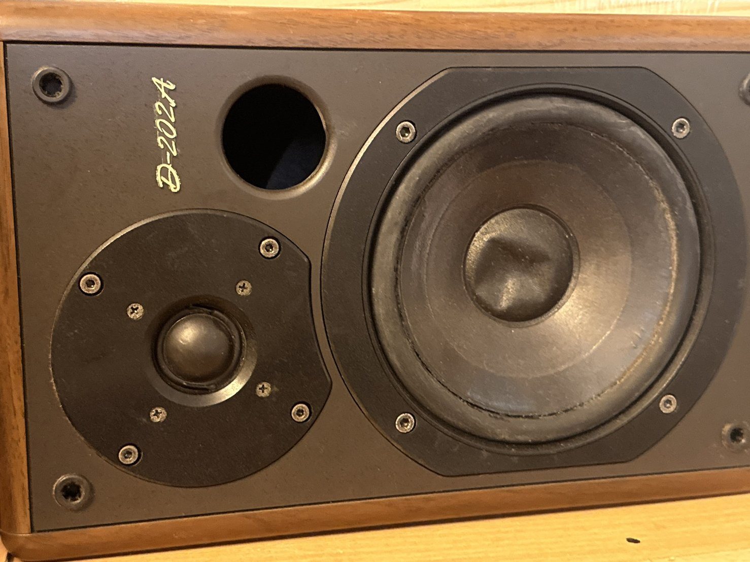 ONKYOのスピーカーD-202Aの正面。ツイーターとウーファーのアップ