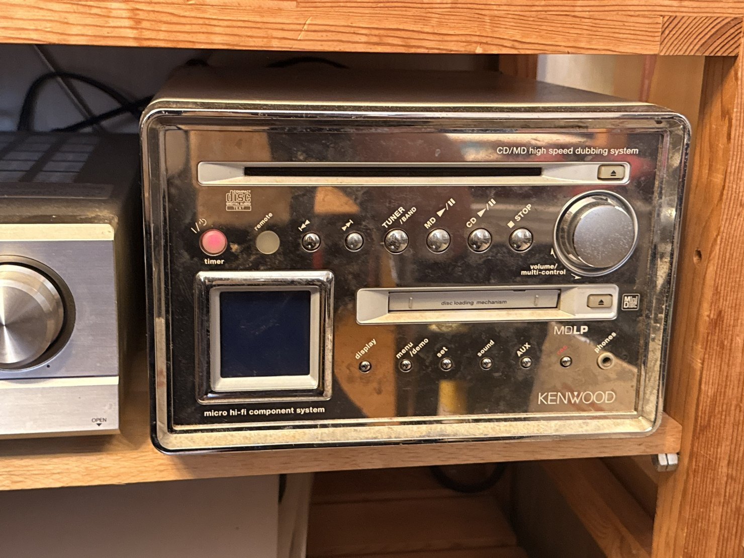 KENWOODのMDコンポの正面。CD/MD high speed dubbing systemの文字と、ボタンとボリュームのつまみ。横にはレコードの棚