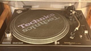 Technics SL-1200MK6の上から。Technicsのスリップマット、Shure M44Gのカートリッジ、開いたダストカバー