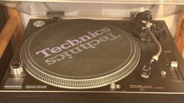 Technics SL-1200MK6の上から。Technicsのスリップマット、Shure M44Gのカートリッジ、開いたダストカバー