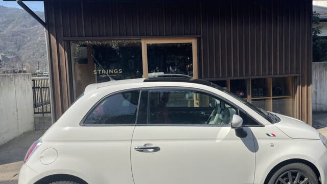 ストリングス コーヒー ロースターズの店の前に停めた、白いフィアット500